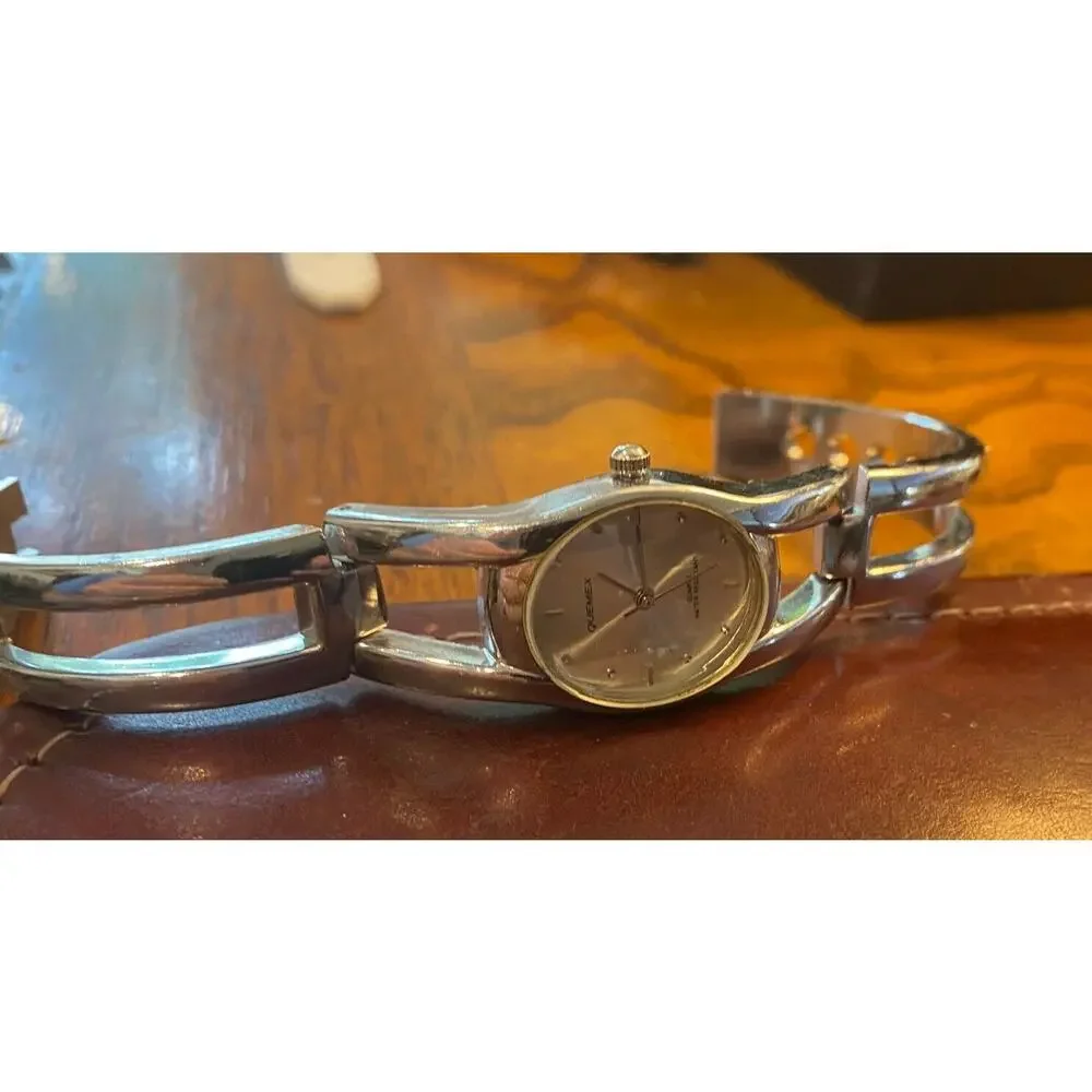 Women's 22mm Silver Tone Quemex Watch, Bracelet Band, Water Resistant